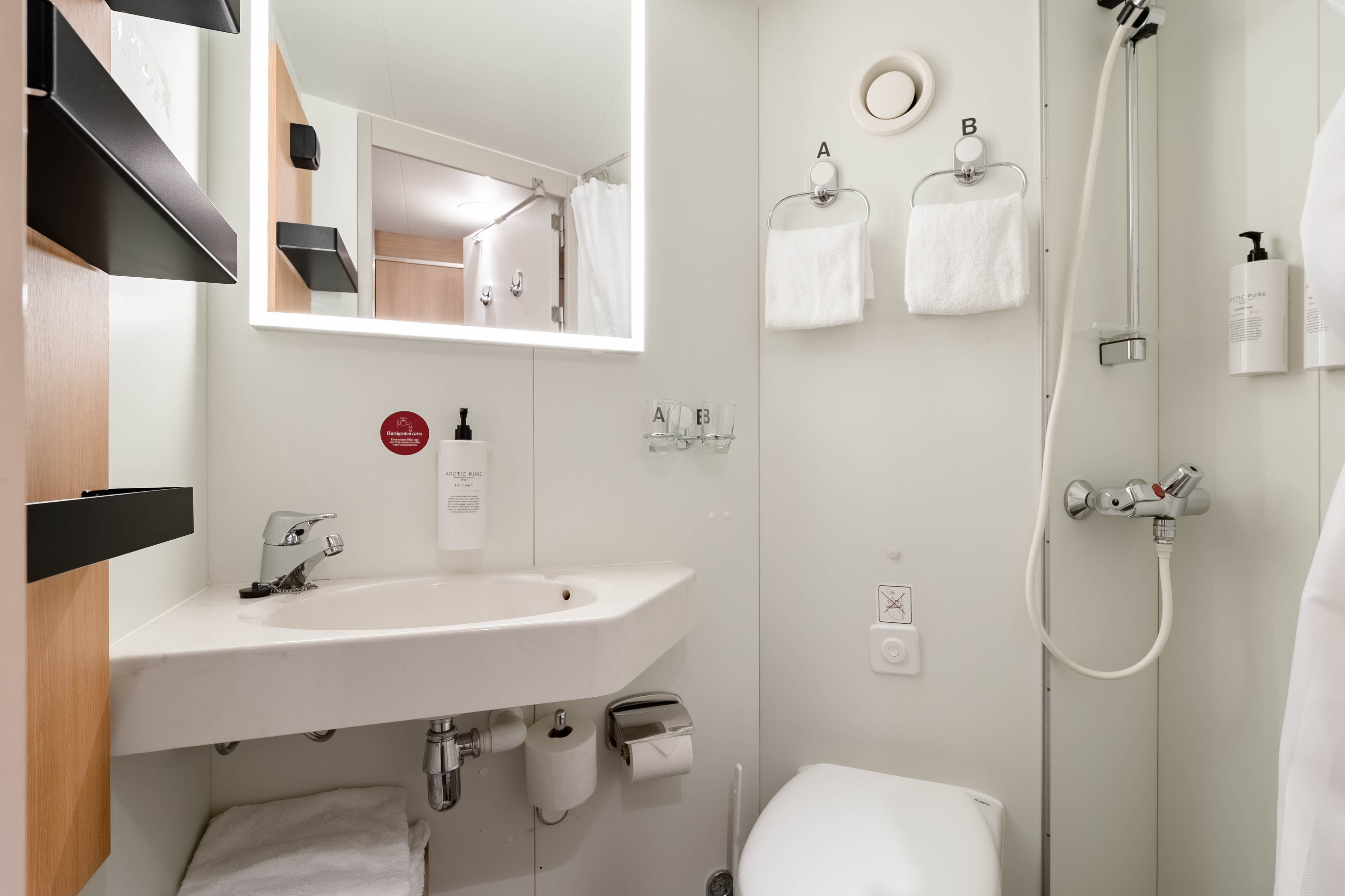 Polar Outside | Twin bunk beds on middle deck with window
